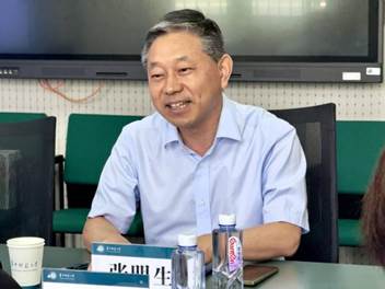 桌子前坐着穿蓝色上衣的男人在电视前 AI 生成的内容可能不正确。